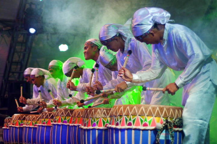 Kelompok musik Rentak Gading asal Bengkulu memainkan Dol, gendang tradisional daerah mereka di panggung Padang Indian Ocean Music (PIOM) Fest 2019 di Padang, Sumatera Barat, Jumat, 25 Oktober 2019 malam.
