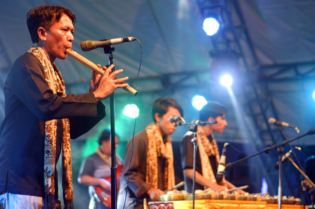 Kelompok musik Lubuak Nan Tigo asal Kota Solok, Sumatera Barat memainkan alat musik tradisional di panggung Padang Indian Ocean Music (PIOM) Fest 2019 di Padang.