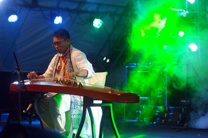 Musisi asal Singapura Faizal memainkan Guzheng, alat musik petik tradisional China di panggung Padang Indian Ocean Music (PIOM) Fest 2019 di Padang.
