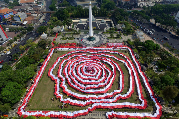 Foto udara Upacara Sumpah Merah Putih yang digelar dalam rangka peringatan Hari Sumpah Pemuda di lapangan Tugu Pahlawan, Surabaya, Jawa Timur, Sabtu, 26 Oktober 2019.