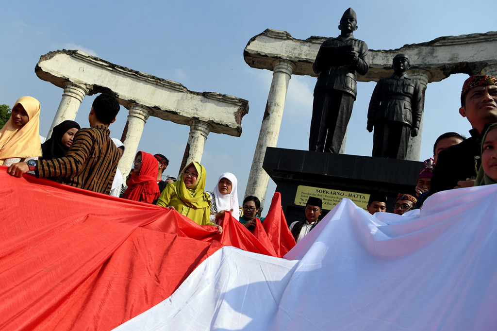 Pembentangan dan kirab bendera Merah Putih tersebut turut dihadiri Wali Kota Surabaya Tri Rismaharini bersama Forkompimda.