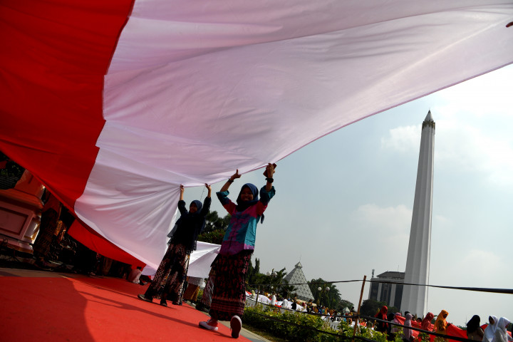 Tri Rismaharini mengatakan pembentangan bendera itu digelar untuk menumbuhkan semangat cinta tanah air kepada pelajar. 