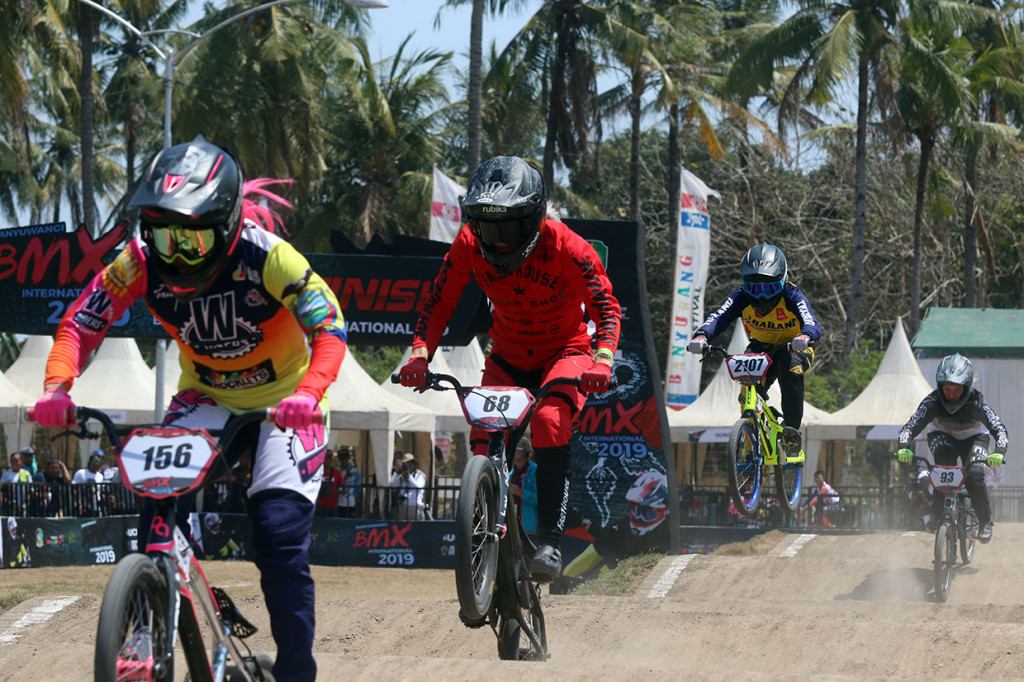 Pembalap sepeda BMX memacu kecepatan sepedanya pada kompetisi Banyuwangi BMX Intenational 2019 kategori Men Elite di Sirkuit BMX Muncar, Banyuwangi, Jawa Timur, Sabtu, 26 Oktober 2019.
