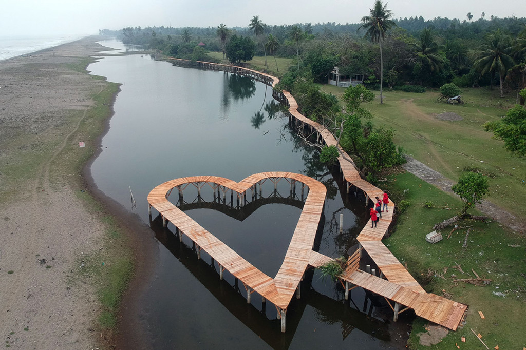 Suasana jalur wisata mangrove yang sedang dibangun di Nagari Ulakan, Kab.Padangpariaman, Sumatera Barat, Jumat, 25 Oktober 2019.
