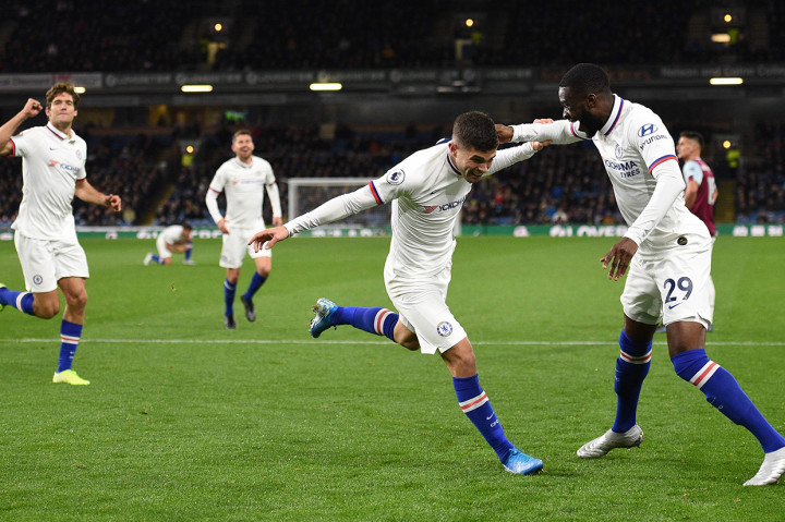 Pemain Chelsea Christian Pulisic (tengah) merayakan gol ketiganya ke gawang Burnley.