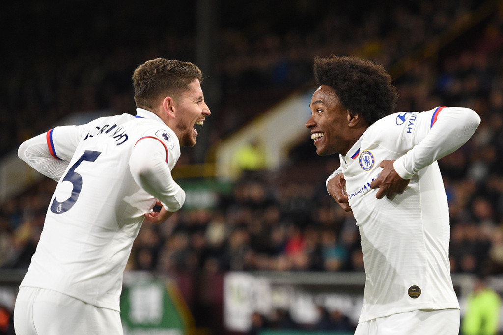 Pemain Chelsea Willian (kanan) melakukan selebrasi usai mencetak gol ke gawang Burnley.