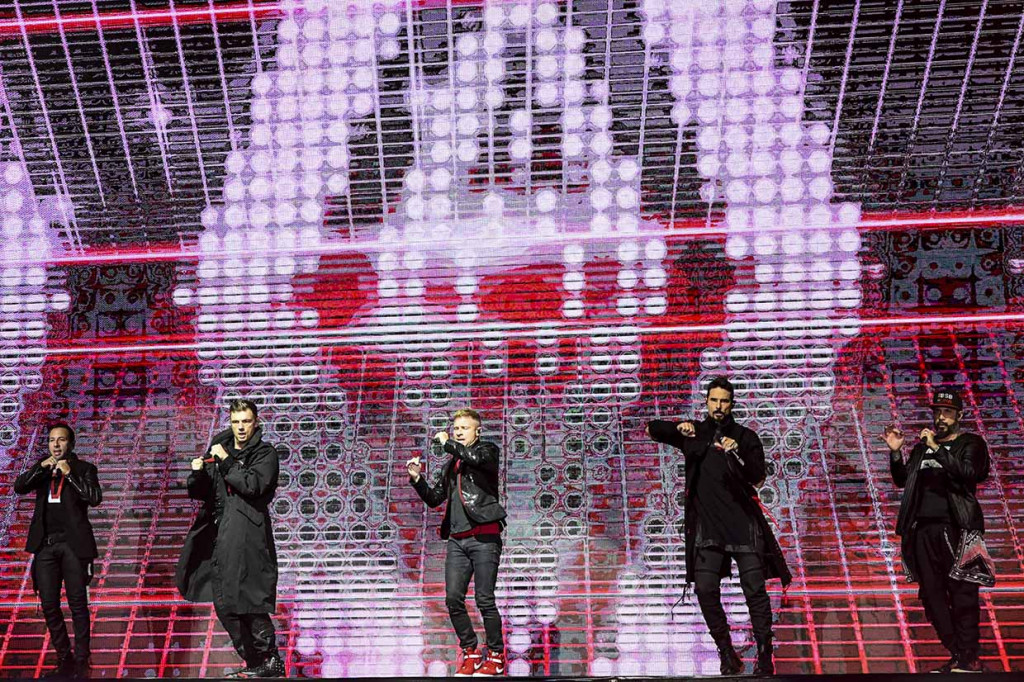 Personel boyband Backstreet Boys (dari kiri) Howie Dorough, Nick Carter, Brian Littrell, Kevin Richardson, A.J. McLean tampil menghibur penggemarnya saat konser di JIExpo Kemyoran, Jakarta.