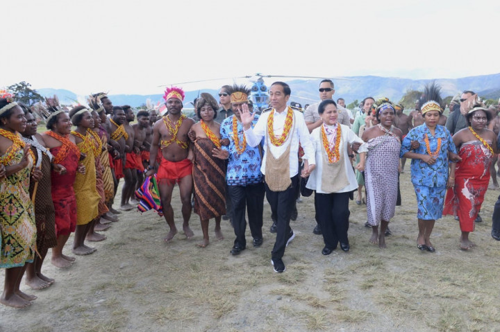 Setibanya di lapangan, Presiden Jokowi dan rombongan disambut penampilan tarian khas Suku Besar Arfak, yaitu Tari Tumbu Tanah. Presiden kemudian mendapatkan paparan mengenai pembangunan di daerah setempat dari Bupati Pegunungan Arfak Yosias Saroy.