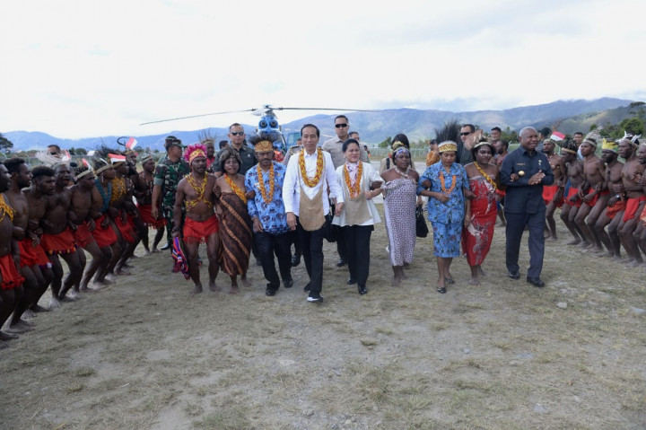 Presiden Joko Widodo dan Ibu Negara Iriana Joko Widodo menyambangi lapangan bola Irai di Kabupaten Pegunungan Arfak, Papua Barat.