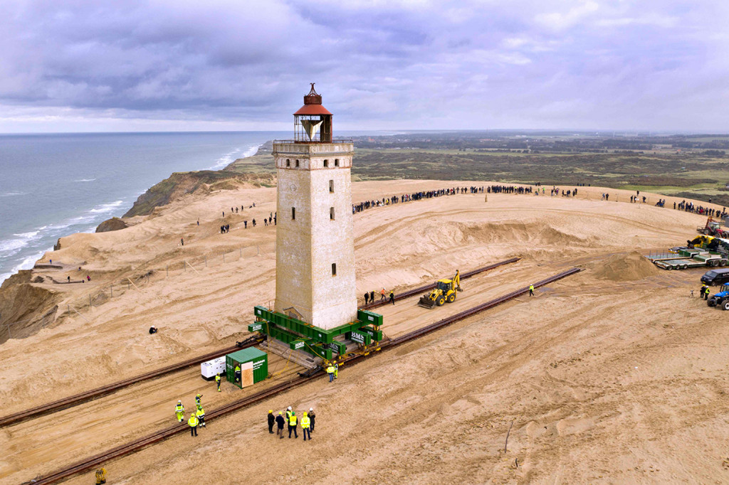 Sebelumnya, mercusuar yang disebut Rubjerg Knudet itu berjarak 200 meter dari pantai, namun jarak itu kemudian menyusut menjadi 6 meter. AFP Photo/Hans Ravn