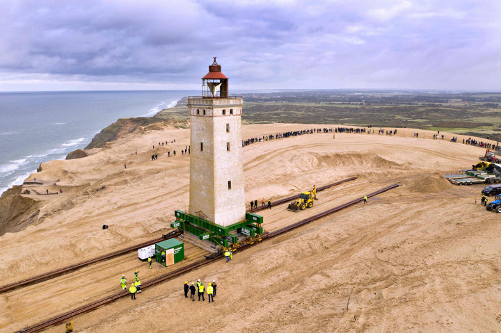 Sebelumnya, mercusuar yang disebut Rubjerg Knudet itu berjarak 200 meter dari pantai, namun jarak itu kemudian menyusut menjadi 6 meter. AFP Photo/Hans Ravn