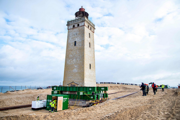 Alat itu bergerak di rel khusus. Roda terrsebut bergerak perlahan di atas pasir dengan kecepatan 8 meter per jam. AFP Photo/Hans Ravn