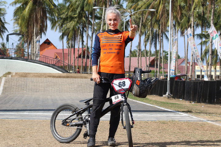 Atlet Balap Sepeda BMX asal Australia Caroline Buchanan berpose setelah menjadi yang tercepat pada kompetisi Banyuwangi BMX International 2019 kategori Women Elite di Sirkuit BMX Muncar, Banyuwangi, Jawa Timur.