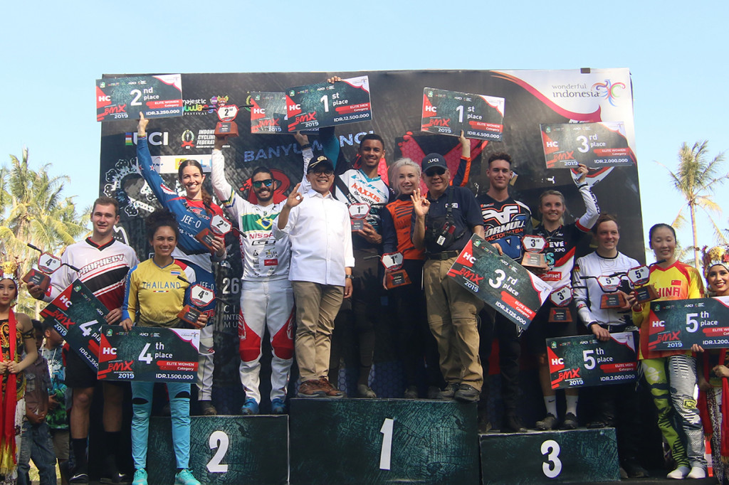Bupati Banyuwangi Abdullah Azwar Anas (tengah) berfoto bersama juara Banyuwangi BMX International 2019 di podium Sirkuit BMX Muncar, Banyuwangi, Jawa Timur.