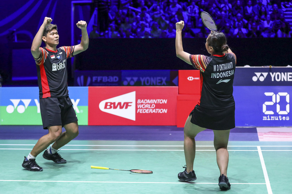 Pebulu tangkis ganda campuran Indonesia Praveen Jordan (kiri) dan Melati Daeva Oktavianti meluapkan kegembiraan seusai mengalahkan ganda campuran China Zheng Si Wei dan Huang Ya Qiong pada laga final French Open 2019 di Stade Pierre de Coubertin, Paris, Prancis.