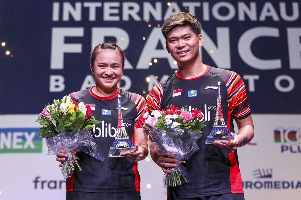 Ganda campuran Indonesia Praveen Jordan (kanan) dan Melati Daeva Oktavianti menunjukan piala di atas podium seusai mengalahkan ganda campuran Tiongkok Zheng Si Wei dan Huang Ya Qiong pada laga final French Open 2019 di Stade Pierre de Coubertin, Paris, Prancis.