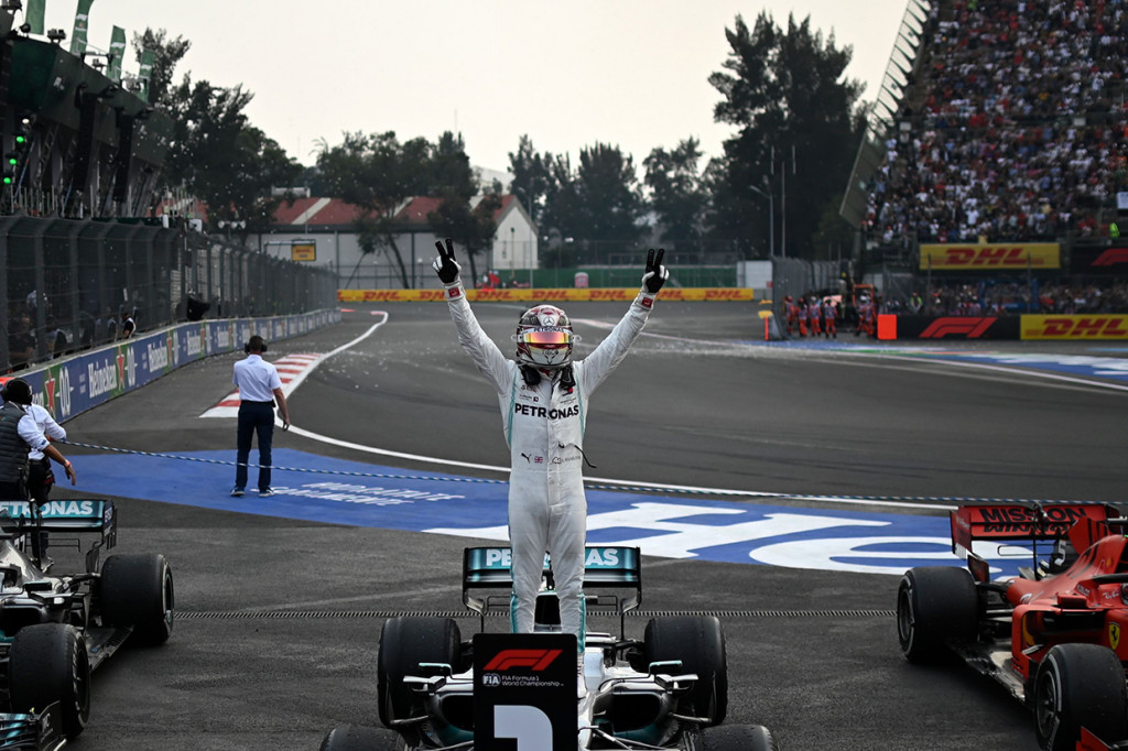 Hamilton sukses menjadi pebalap pertama yang menyentuh garis finis pada balapan F1 GP Meksiko di Autodromo Hermanos Rodriguez, Mexico City. AFP Photo/Pedro Pardo