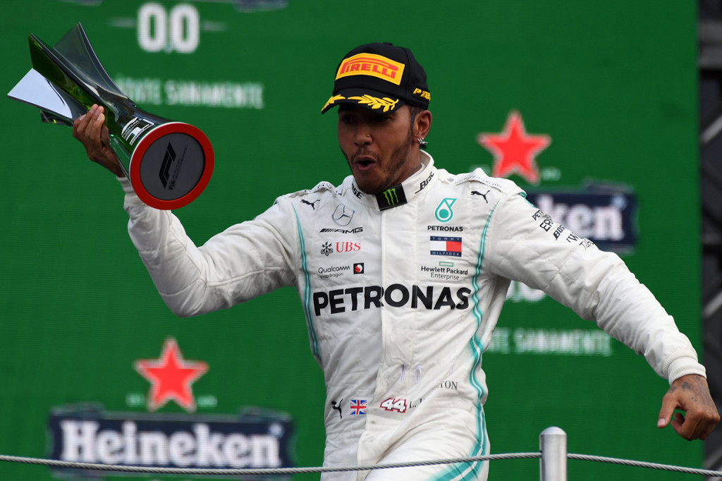 Tambahan 25 poin membuat Hamilton kukuh di puncak klasemen dengan 363 poin, hasil 10 kemenangan sepanjang musim ini. Hamilton unggul 74 poin atas Bottas di posisi kedua klasemen dengan 289 poin. AFP Photo/Pedro Pardo
