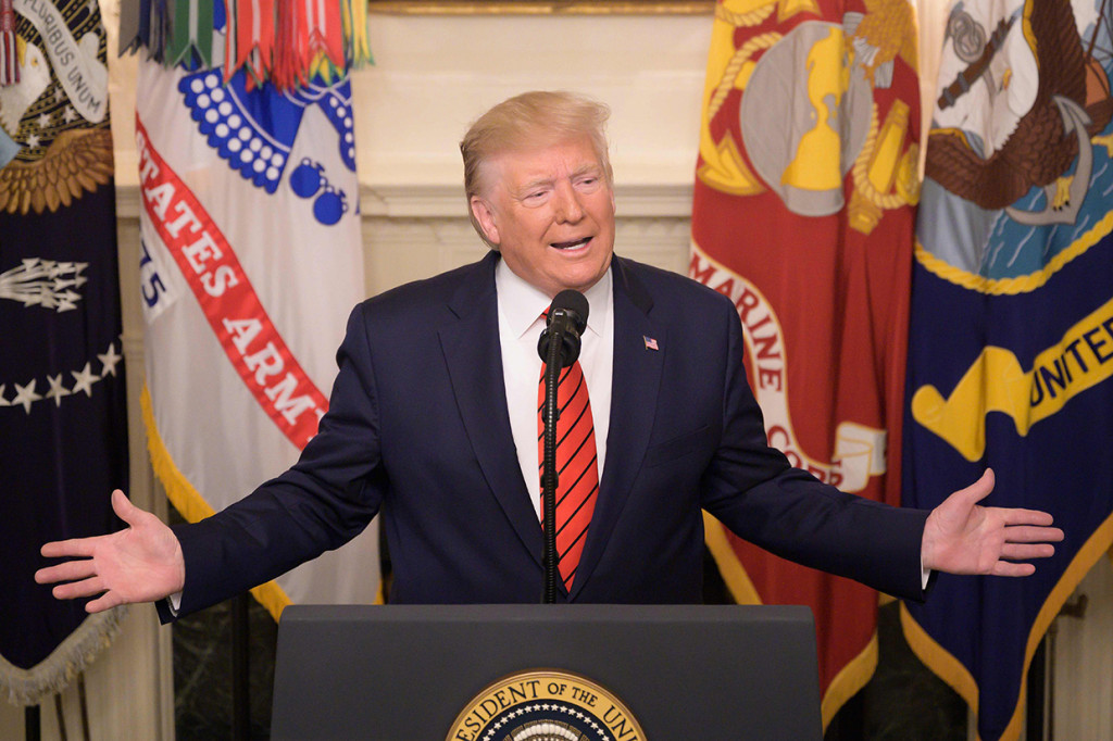 Presiden Donald Trump saat mengumumkan pemimpin ISIS Abu Bakr Al-Baghdadi tewas akibat serangan pasukan khusus Amerika Serikat di barat laut Suriah pada akhir pekan kemarin. AFP Photo/Jim Watson