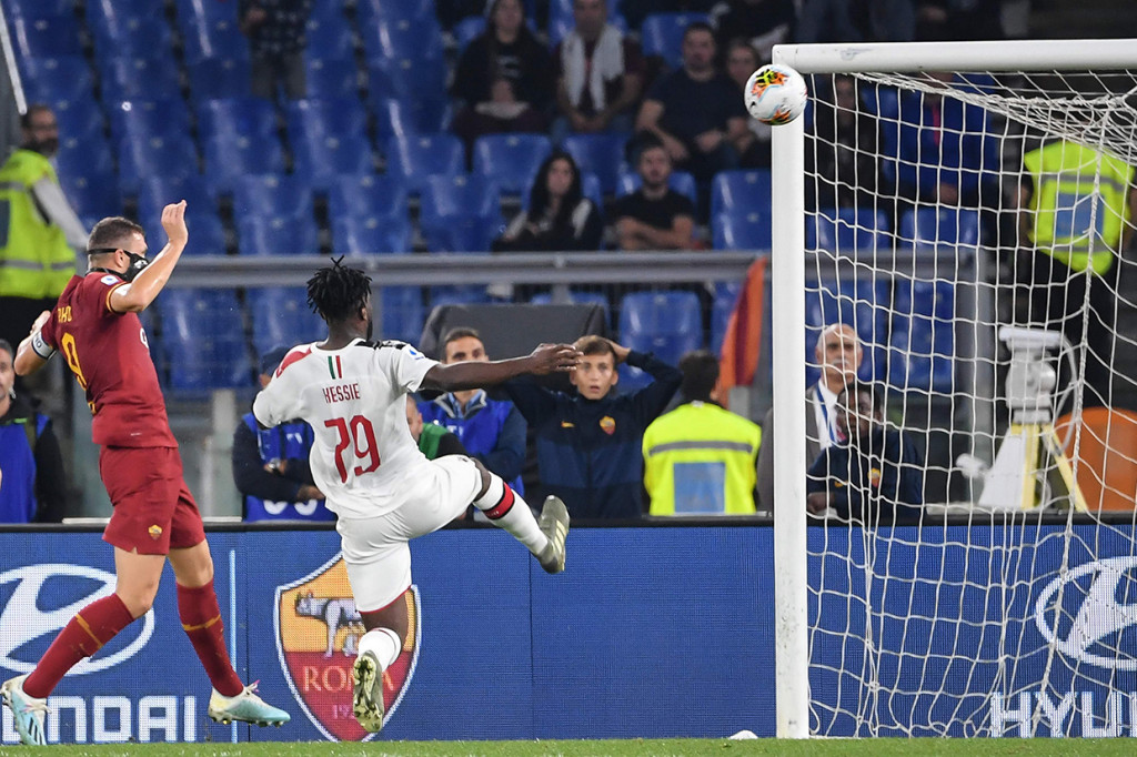 AS Roma memimpin 1-0 di babak pertama berkat gol Edin Dzeko. 