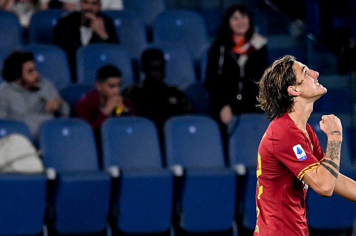 Nicolo Zaniolo melakukan selebrasi usai mencetak gol ke gawang AC Milan.