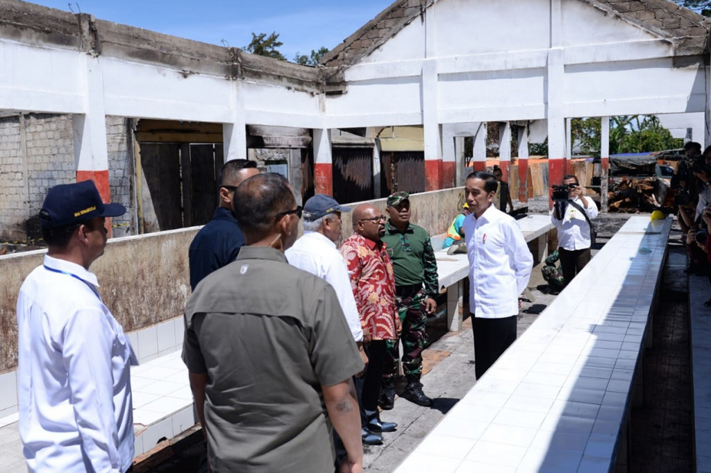 Presiden Joko Widodo meninjau Pasar Wouma di Wamena, Kabupaten Jayawijaya, Provinsi Papua.