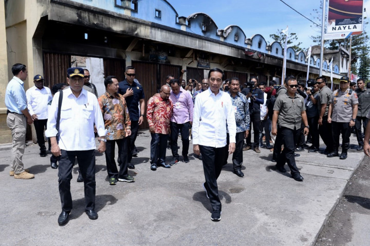 Tak hanya pasar, Presiden juga telah memerintahkan jajarannya untuk merehabilitasi rumah warga maupun rumah toko (ruko) yang rusak akibat kerusuhan. Menurutnya, perbaikan rumah warga akan dikerjakan secara swakelola, kerja sama Zeni dengan BUMN, agar lebih cepat.