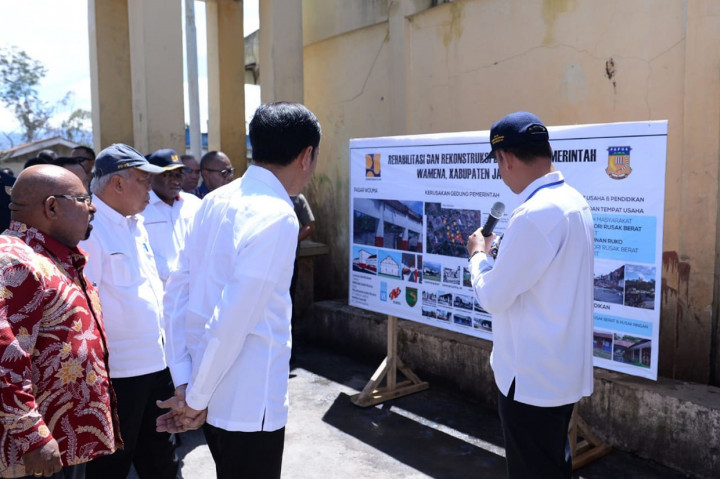 Sebelum meninjau pasar, Presiden Jokowi terlebih dahulu meninjau dan mendengar penjelasan proyek pengembangan Bandara Wamena. Dari Pasar Wouma, Presiden kemudian meninjau kantor Bupati Jayawijaya yang juga menjadi titik kerusuhan di Wamena.