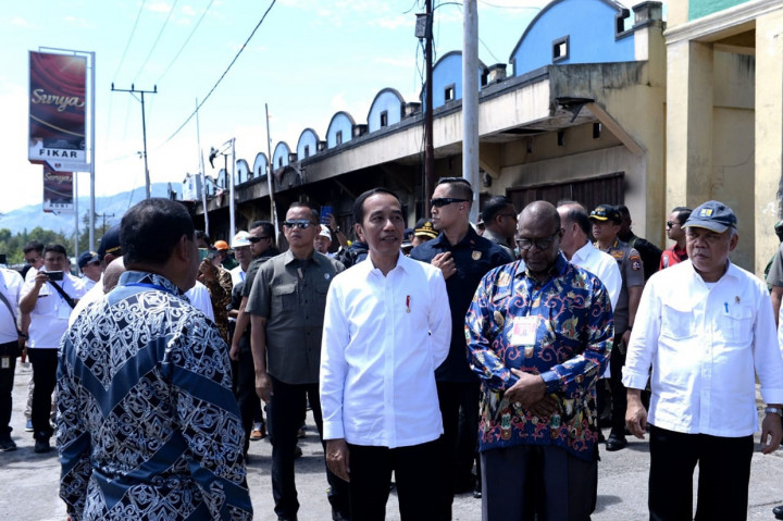 Saat meninjau Pasar Wouma, Presiden Jokowi didampingi oleh Ibu Negara Iriana, Menteri Perhubungan Budi Karya Sumadi, Menteri PUPR Basuki Hadimuljono, Menteri Dalam Negeri Tito Karnavian, Panglima TNI Marsekal Hadi Tjahjanto, Plt. Kapolri Komjen Ari Dono, Gubernur Papua Lukas Enembe, dan Bupati Jayawijaya Jhon Banua.