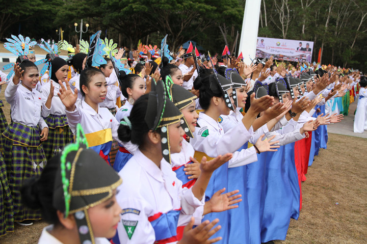 Acara serupa digelar oleh pelajar di Kendari Sulawesi Tenggara. Dalam rangkaian Hari Sumpah Pemuda ke-91, sebanyak 500 pelajar SMP dan SMA se-Sulawesi Tenggara menarikan tari kolosal dalam program Gerakan Seniman Masuk Sekolah (GSMS) satukan semangat pemuda Indonesia. Antara Foto/Jojon