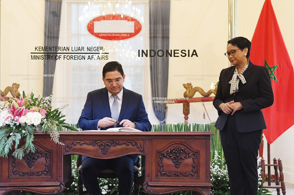 Menlu Retno Marsudi (kanan) menyaksikan Menlu Maroko Nasser Bouritas mengisi buku tamu saat akan melakukan pertemuan Bilateral, di kantor Kemenlu, Jakarta.