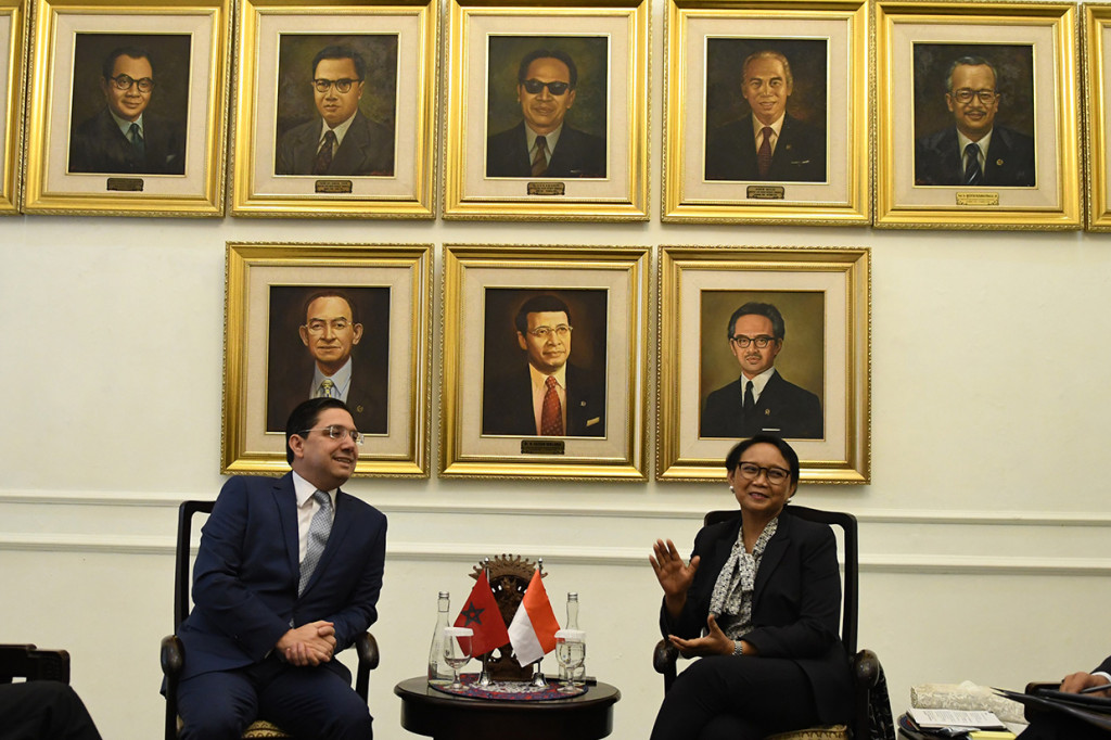 Menlu Retno Marsudi (kiri) berbincang dengan Menlu Maroko Nasser Bouritas, saat melakukan pertemuan Bilateral, di kantor Kemenlu, Jakarta.