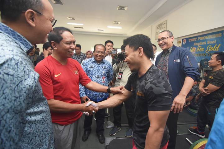 Menpora Zainudin Amali (kedua kiri) menyalami atlet angkat besi Eko Yuli Irawan (ketiga kanan) saat meninjau pelatnas cabor angkat besi di Mess Kweni.