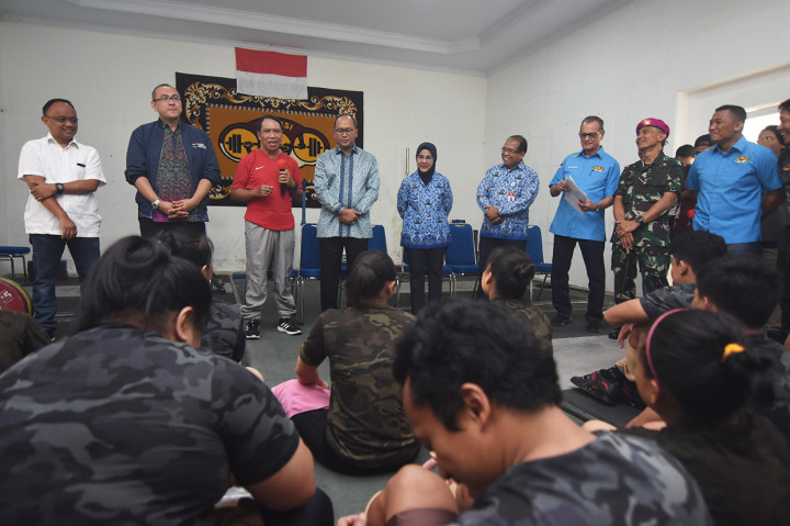 Menpora Zainudin Amali (ketiga kiri) didampingi Ketua Umum PB PABBSI Rosan Perkasa Roeslani (keempat kiri) memberi motivasi kepada para atlet saat meninjau pelatnas cabor angkat besi di Mess Kweni, Jakarta.