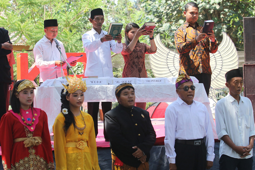 Perwakilan umat lintas agama mengikuti upacara peringatan Hari Sumpah Pemuda, di rumah masa kecil Bung Karno, Persada Soekarno, Desa Pojok, Kediri, Jawa Timur. Peringatan Hari Sumpah Pemuda tersebut guna memupuk rasa cinta tanah air dan merawat keutuhan NKRI. Antara Foto/Prasetia Fauzani