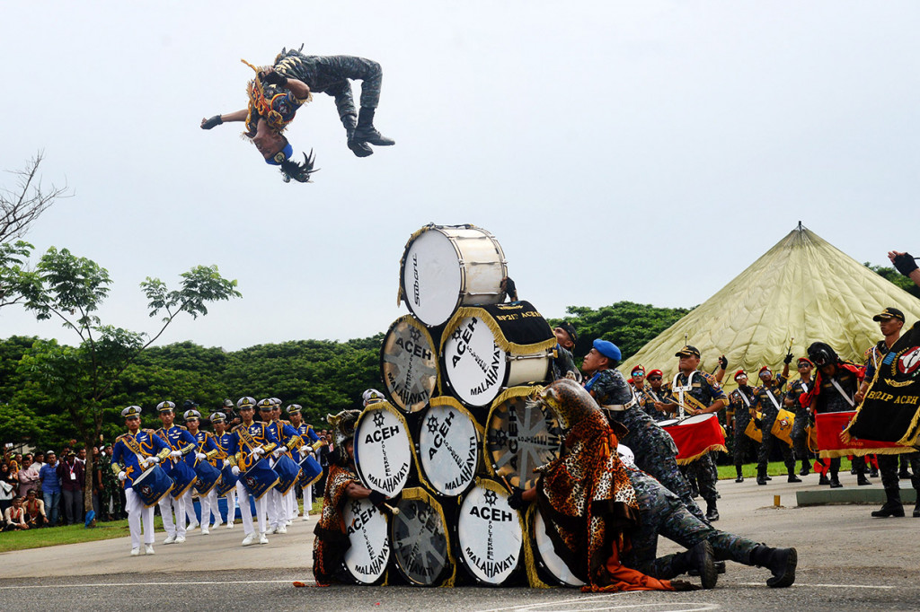 Peserta menampilkan atraksi drum band saat memperingati Hari Sumpah Pemuda di Lapangan Blang Padang, Banda Aceh. Antara Foto/Ampelsa