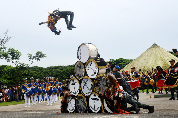 Peserta menampilkan atraksi drum band saat memperingati Hari Sumpah Pemuda di Lapangan Blang Padang, Banda Aceh. Antara Foto/Ampelsa