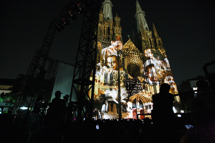 Umat Kristiani menonton pemutaran video mapping di Gereja Katedral Jakarta, Sabtu, 26 Oktober 2019. Pemutaran video tersebut dalam rangka memperingati Hari Sumpah Pemuda dan akan berlangsung hingga 28 Oktober. Antara Foto/Reno Esnir