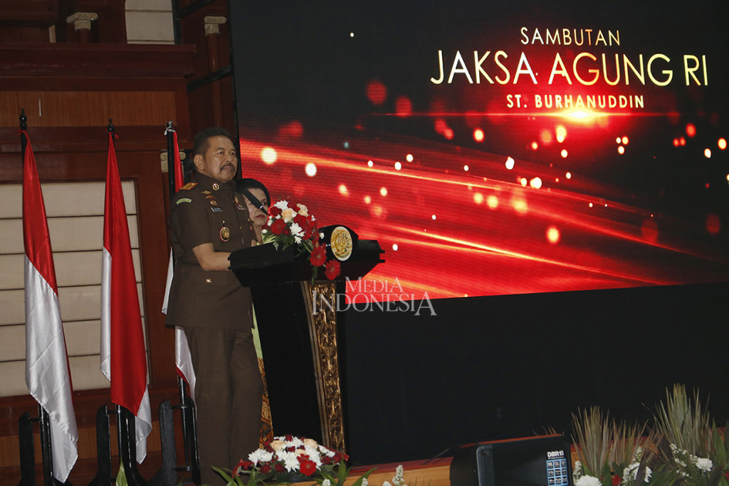 Jaksa Agung yang baru ST Burhanuddin menyampaikan sambutan saat acara lepas sambut Jaksa Agung RI di Badiklat Kejaksaan RI, Jakarta.