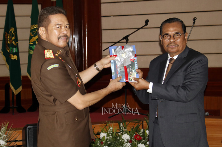 Dalam acara itu, keduanya juga saling bertukar cinderamata atau kenang-kenangan bagi Prasetyo.