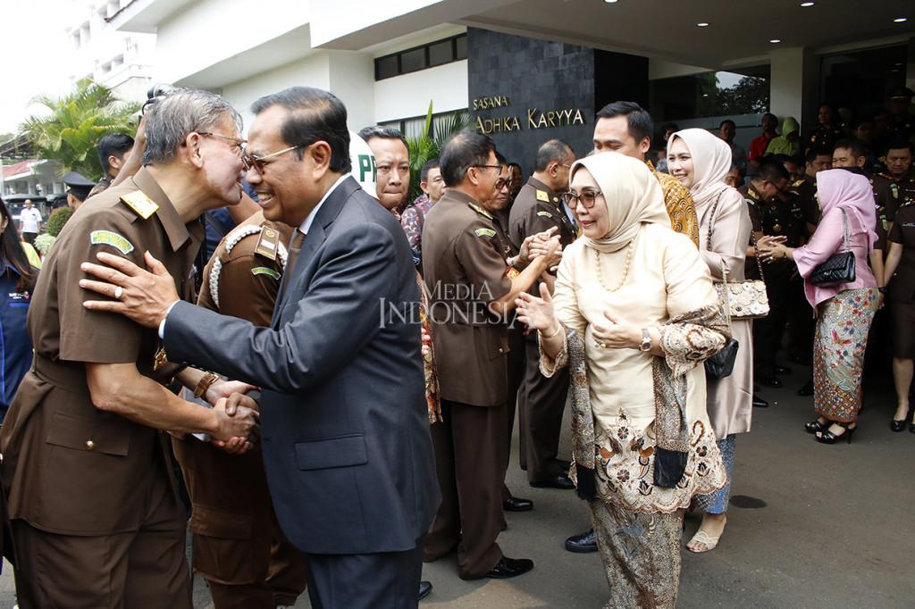 Jaksa Agung periode 2014-2019 HM Prasetyo mendapat ucapan salam perpisahan dari pejabat dan staf kejaksaan saat acara lepas sambut Jaksa Agung RI di Badiklat Kejaksaan RI, Jakarta.