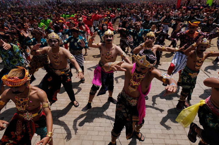 Sejumlah penari menampilkan Tarian Soreng bersama dalam rangka memperingati Hari Sumpah Pemuda di lapangan Drh Seopardi Sawitan, Magelang, Jawa Tengah. 