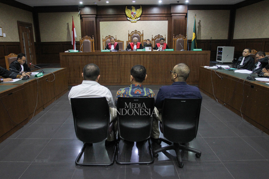 Terdakwa kasus suap pengurusan impor bawang putih Chandry Suanda alias Afung (kiri), Doddy Wahyudi (tengah) dan Zulfikar (kanan) menjalani sidang pembacaan dakwaan di Pengadilan Tipikor, Jakarta.
