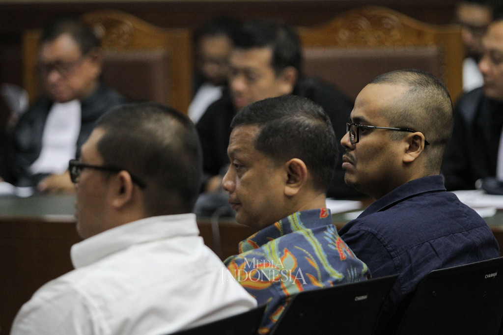 Jaksa Penuntut Umum mendakwa tiga terdakwa telah menyuap anggota DPR I Nyoman Dhamantra sebesar Rp3,5 miliar untuk pengurusan izin kuota impor bawang putih di Kementerian Perdagangan pada tahun 2019.