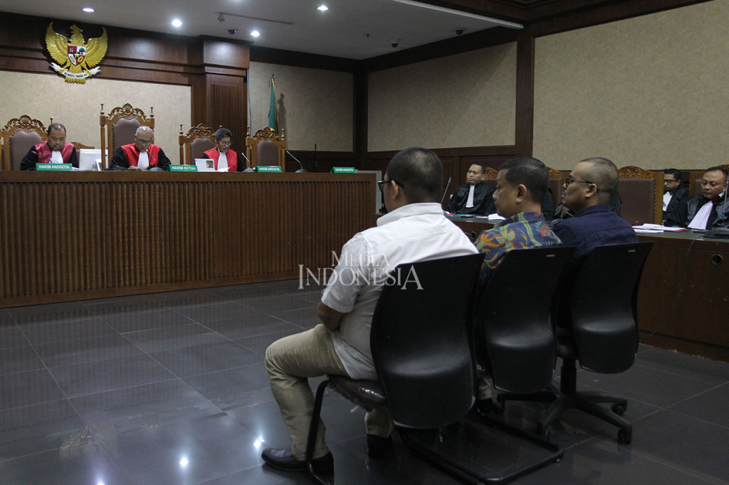 Jaksa memandang ketiganya mengetahui atau patut menduga perbuatan memberi uang Rp 3,5 miliar ke I Nyoman Dhamantra bertentangan dengan kewajiban Dhamandra selaku penyelenggara negara untuk tidak melakukan perbuatan korupsi, kolusi dan nepotisme.