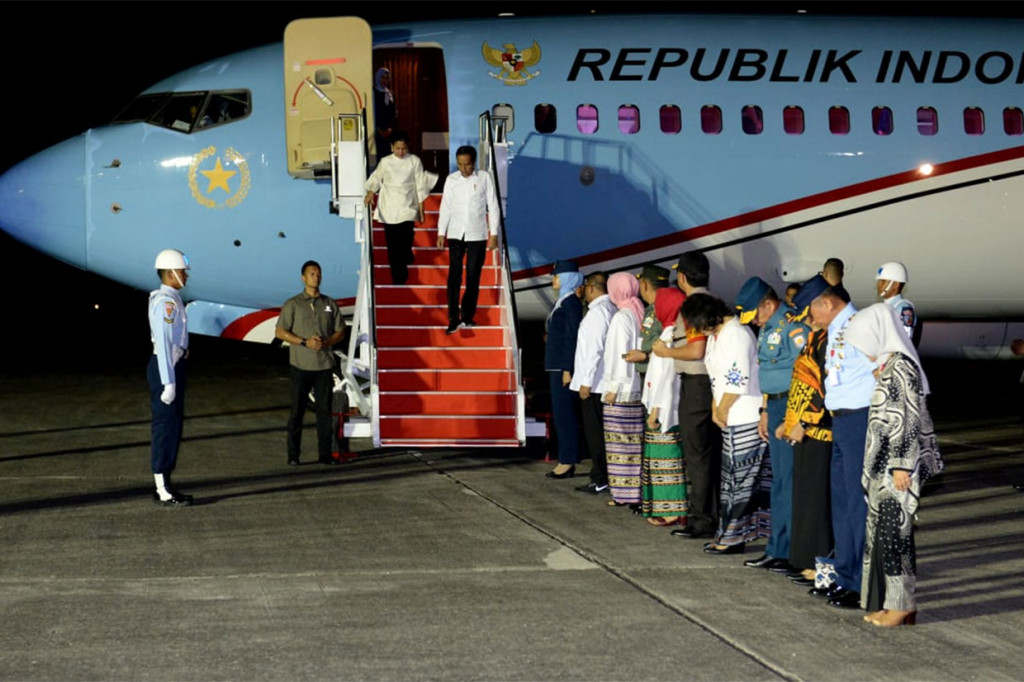 Usai melakukan rangkaian kunjungan kerja di Provinsi Papua dan Papua Barat, Presiden Joko Widodo dan Ibu Negara Iriana tiba di Bandar Udara Pattimura, Kota Ambon, Provinsi Maluku, Senin, 28 Oktober 2019 sekitar pukul 19.13 WIT.