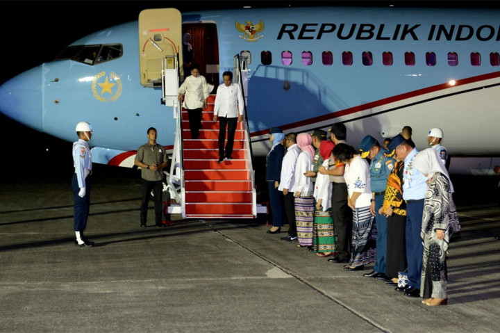 Usai melakukan rangkaian kunjungan kerja di Provinsi Papua dan Papua Barat, Presiden Joko Widodo dan Ibu Negara Iriana tiba di Bandar Udara Pattimura, Kota Ambon, Provinsi Maluku, Senin, 28 Oktober 2019 sekitar pukul 19.13 WIT.