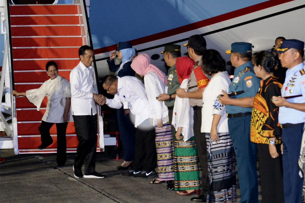 Jokowi disambut Gubernur Maluku Murad Ismail, Pangdam XVI/Pattimura Mayjen TNI Marga Taufiq, Kapolda Maluku Irjen Royke Lumowa, dan Panglima Koarmada III Laksda TNI I Nyoman Gede Ariawan, masing-masing beserta istri.