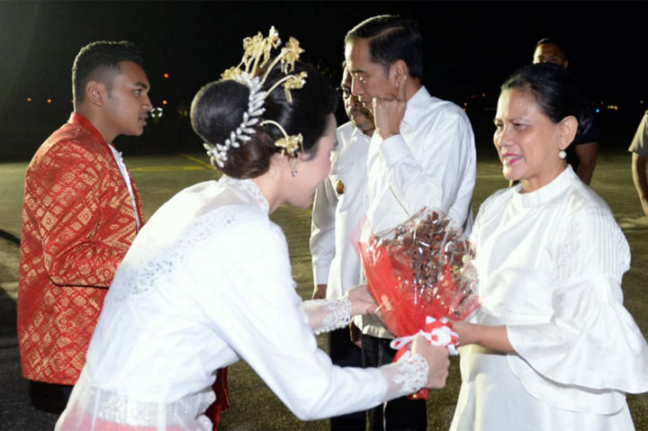 Mengawali kunjungan kerjanya hari keempat, Selasa, 29 Oktober 2019, Jokowi akan meninjau posko pengungsi pascagempa di Universitas Darussalam, Kabupaten Maluku Tengah, Provinsi Maluku. Rencananya, Kepala Negara juga akan berdialog dengan tokoh agama dan perwakilan masyarakat penyintas gempa dari Kabupaten Maluku Tengah. Untuk diketahui, gempa 6,5 Magnitudo mengguncang wilayah Maluku pada 26 September 2019 lalu.