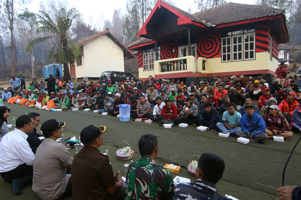 Terkait dampak kebakaran, Pemkab Banyuwangi melakukan silaturahmi dengan Tim SAR, pegiat wisata, dan penambang belerang untuk mencari solusi dampak dari penutupan jalur pendakian Gunung Ijen selama status tanggap darurat kebakaran, yang mengakibatkan terhentinya mata pencaharian warga yang menggantungkan dari wisatawan dan pertambangan belerang. 
